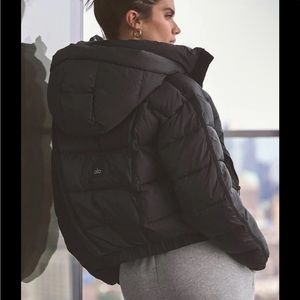 Alo yoga aspen love puffer